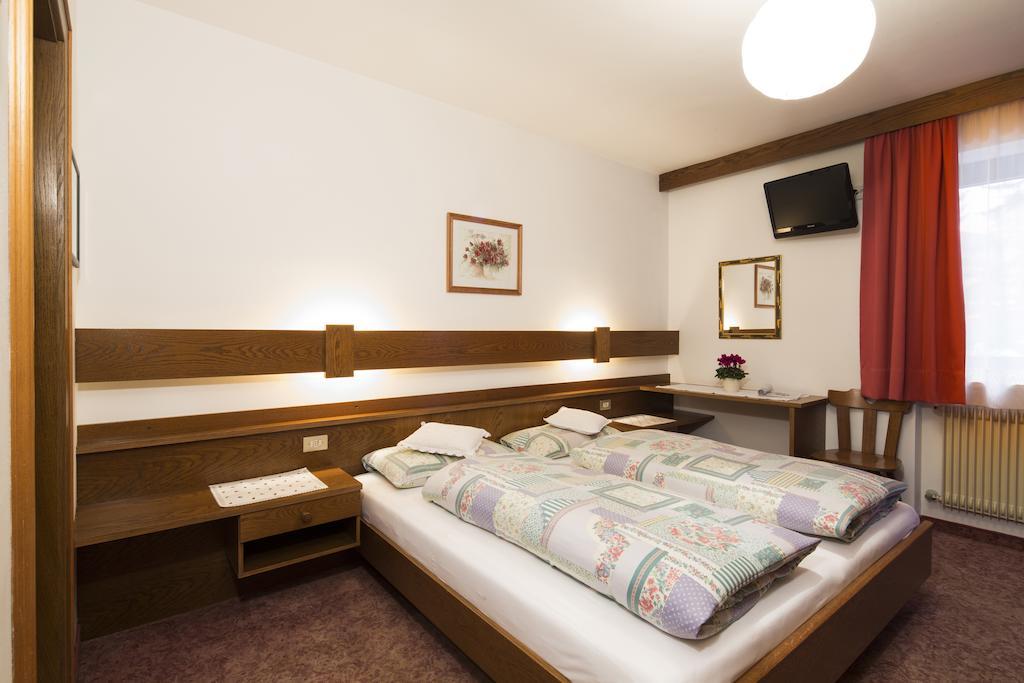 Hotel Ciasa Iris Kolfuschg Zimmer foto